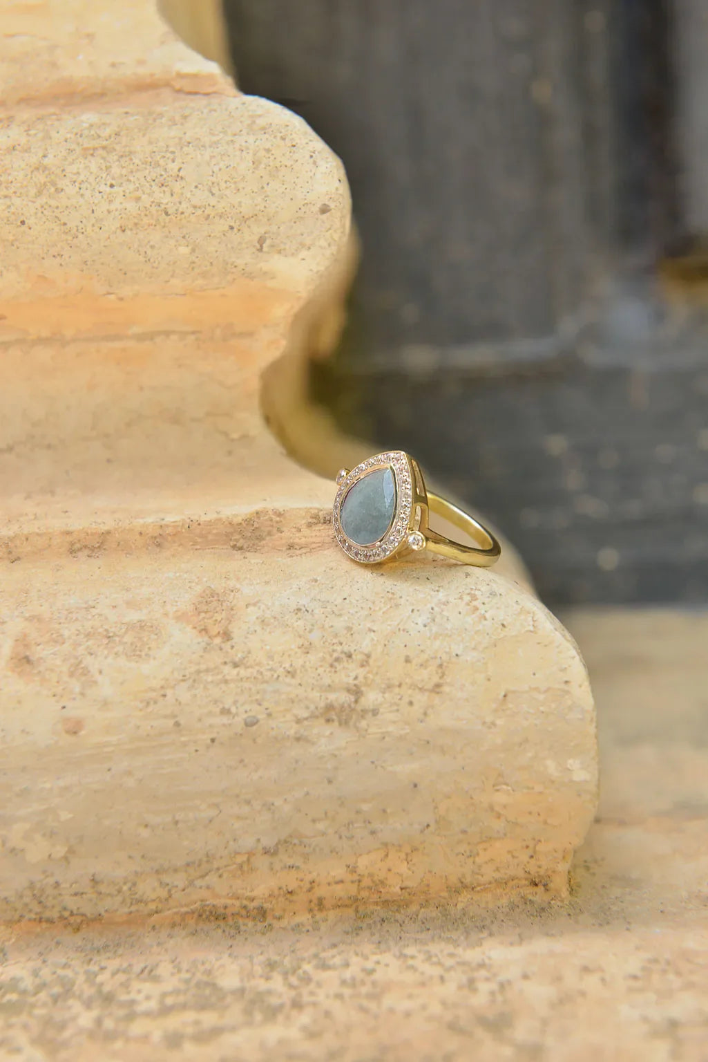 Пръстен Salvatore Plata с топаз, поставен върху текстурирана повърхност.