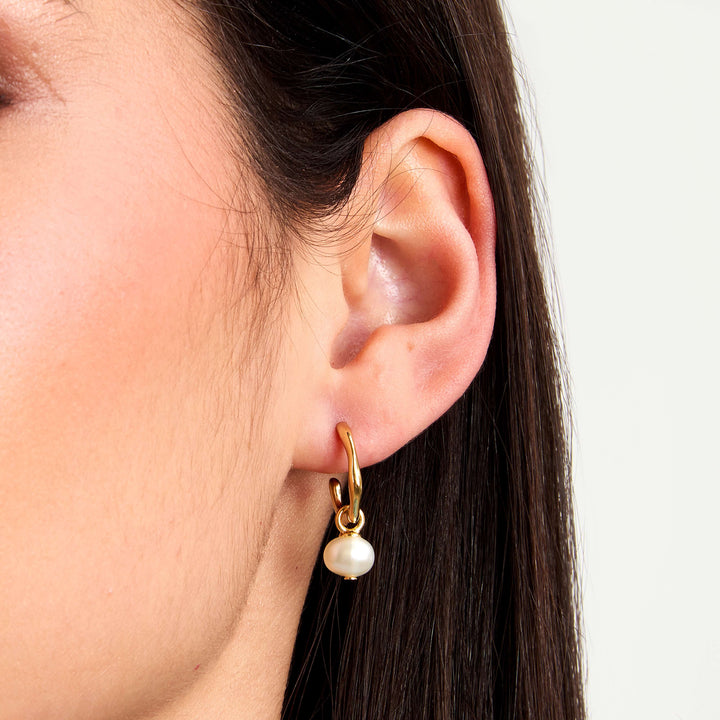 Нежни дамски обеци, изработени от сребро 925 със златно покритие и култивирани перли. Morellato