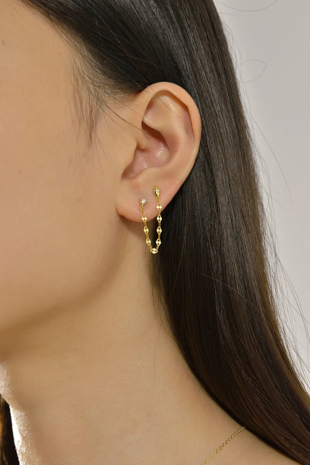 Детайлна снимка на дамски обеци Salvatore Plata с верижка и дискчета от сребро 925.