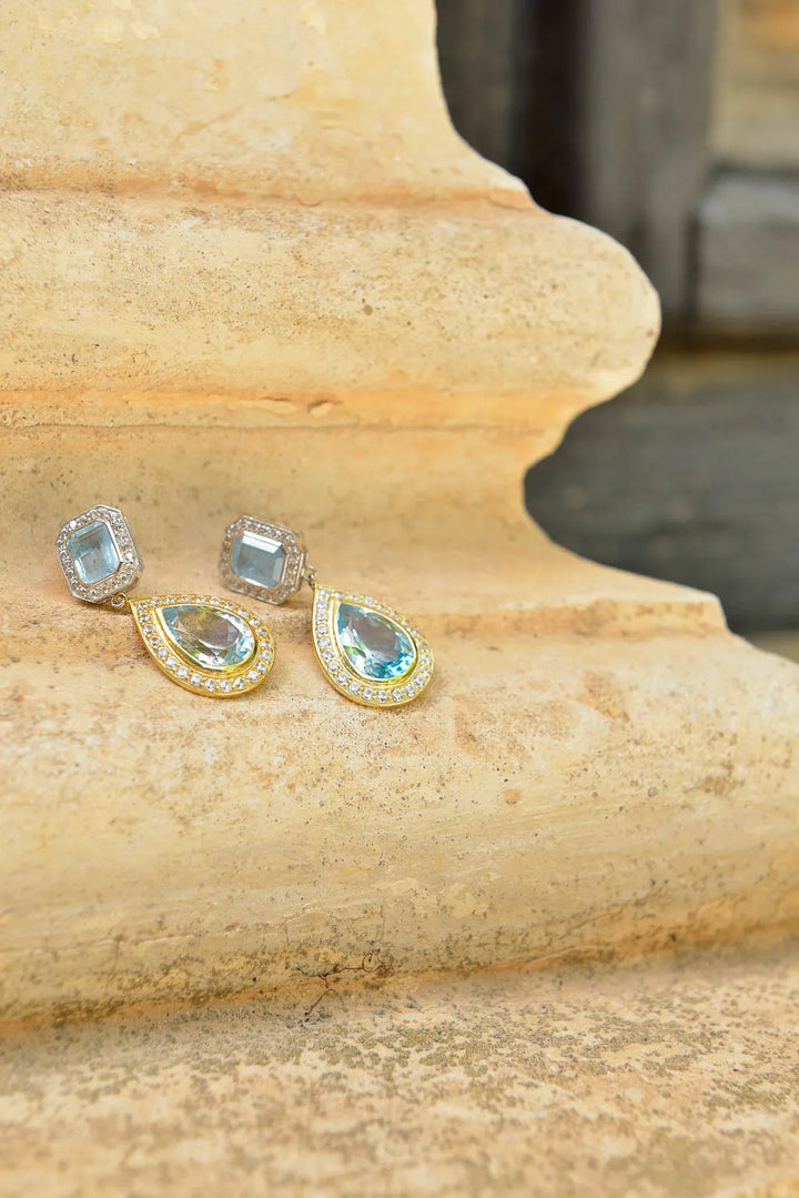 Профил на жена с обеци Salvatore Plata, показващ дизайна на сребърните висулки.