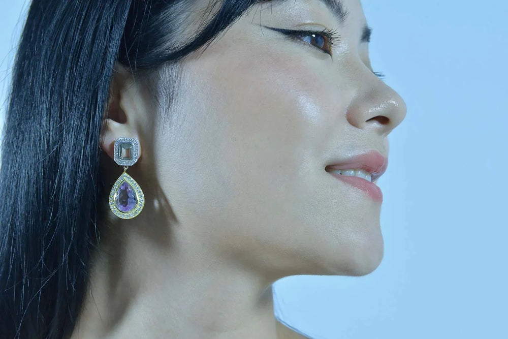 Дама носи обеците Salvatore Plata, подчертаващи елегантния ѝ профил.