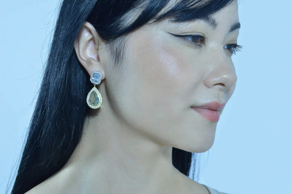 Дамски обеци Salvatore Plata, носени от жена с черен бретон.