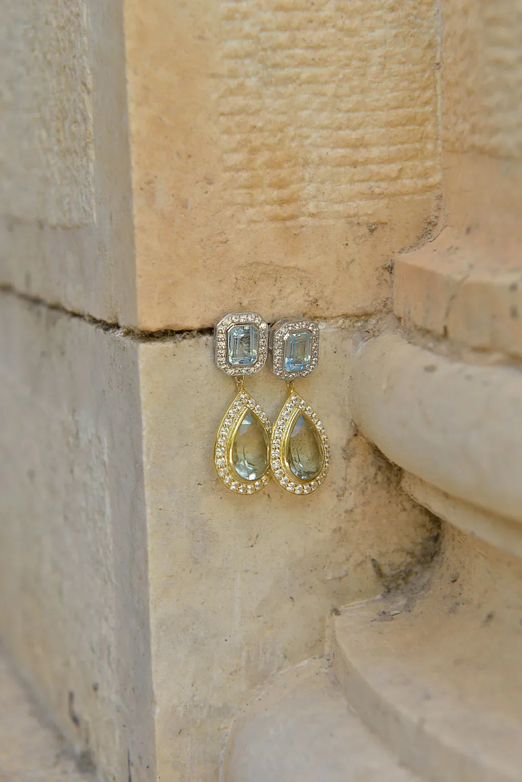 Сребърни обеци Salvatore Plata поставени на каменна повърхност.