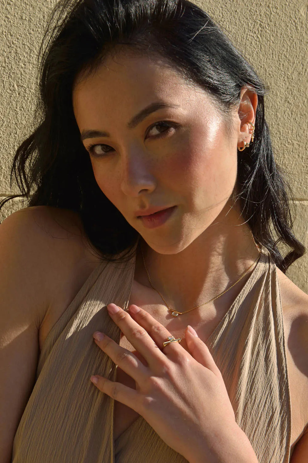 Модел носи обеците Salvatore Plata с елегантна рокля и други бижута.