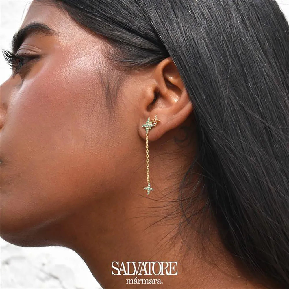 Детайлна снимка на дамски обеци Salvatore Plata с параиба и червени циркони, монтирани на сребърна основа.