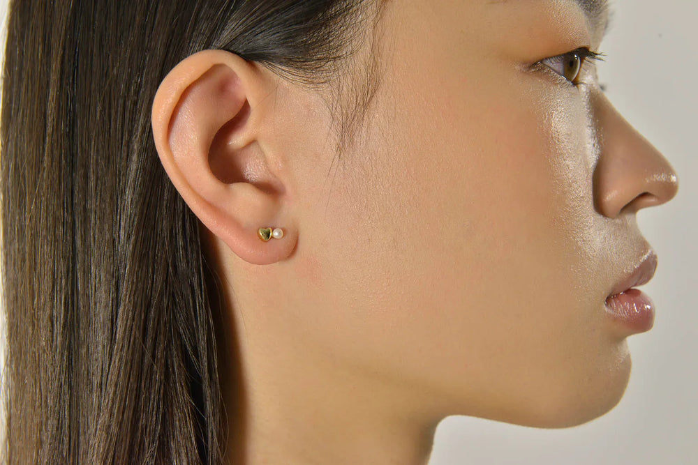 Детайлен поглед към дамските обеци Salvatore Plata от сребро с позлатяване и перлени акценти.