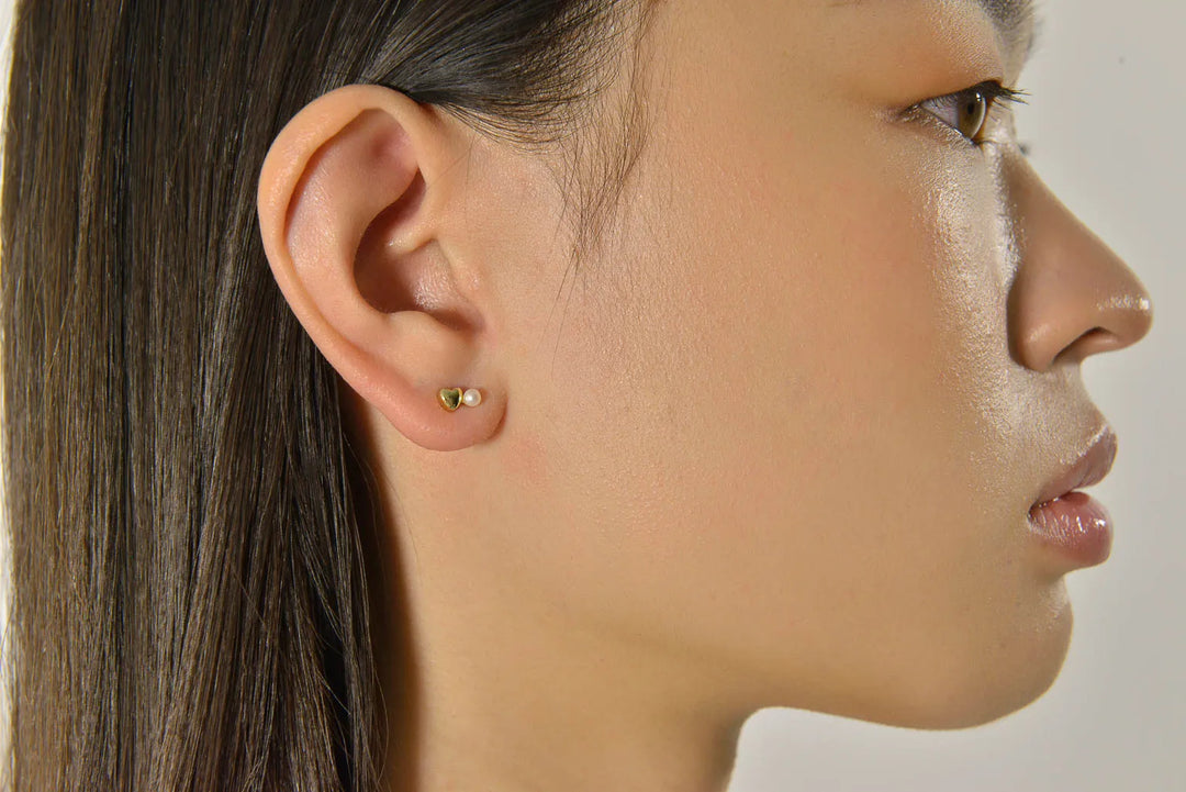 Детайлен поглед към дамските обеци Salvatore Plata от сребро с позлатяване и перлени акценти.