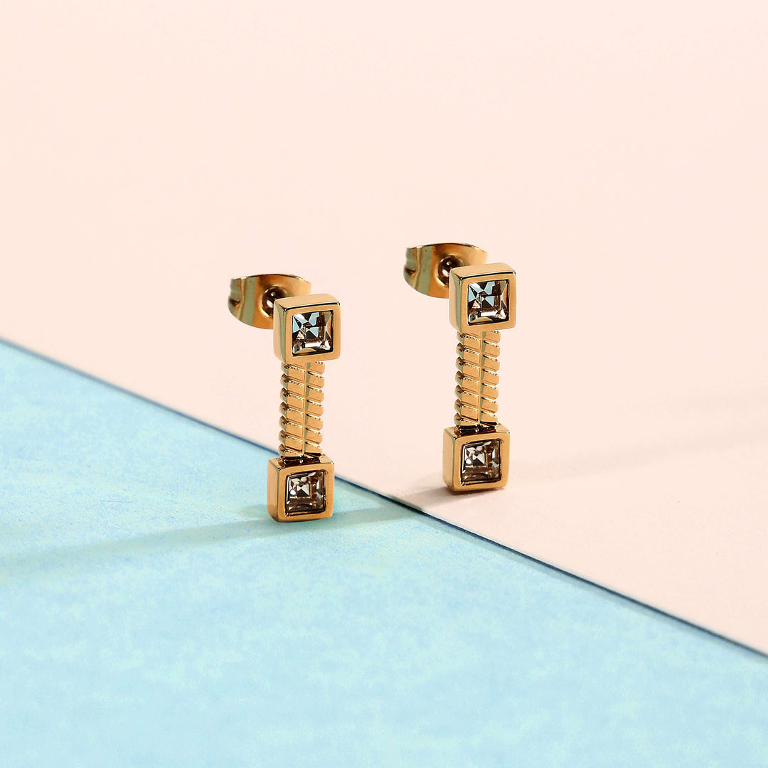 Дамски висящи обеци Morellato SAVY45, изработени от стомана със златно PVD покритие и инкрустирани циркони. Размер 1.7 см.