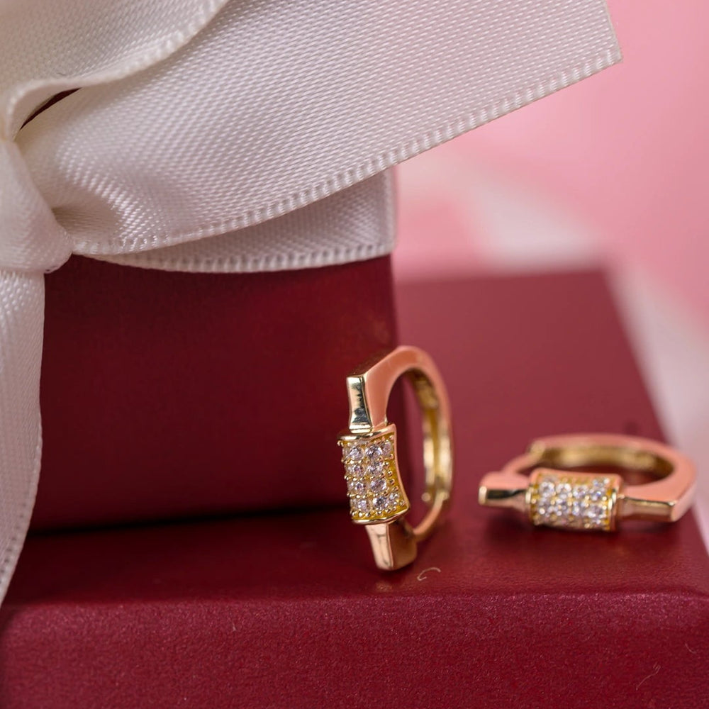 Дамски златни обеци халки с модерен дизайн. Senso Gold