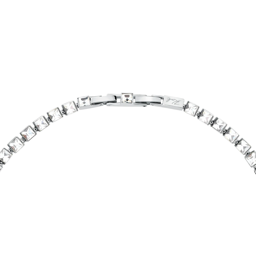 Дамско колие Karl Lagerfeld Crystals, детайл на сребристата верижка с бижутерийна закопчалка и плочка с логото Karl – модел KLAYC06