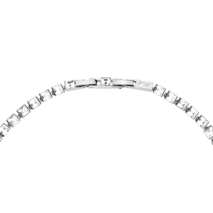 Дамско колие Karl Lagerfeld Crystals, детайл на сребристата верижка с бижутерийна закопчалка и плочка с логото Karl – модел KLAYC06