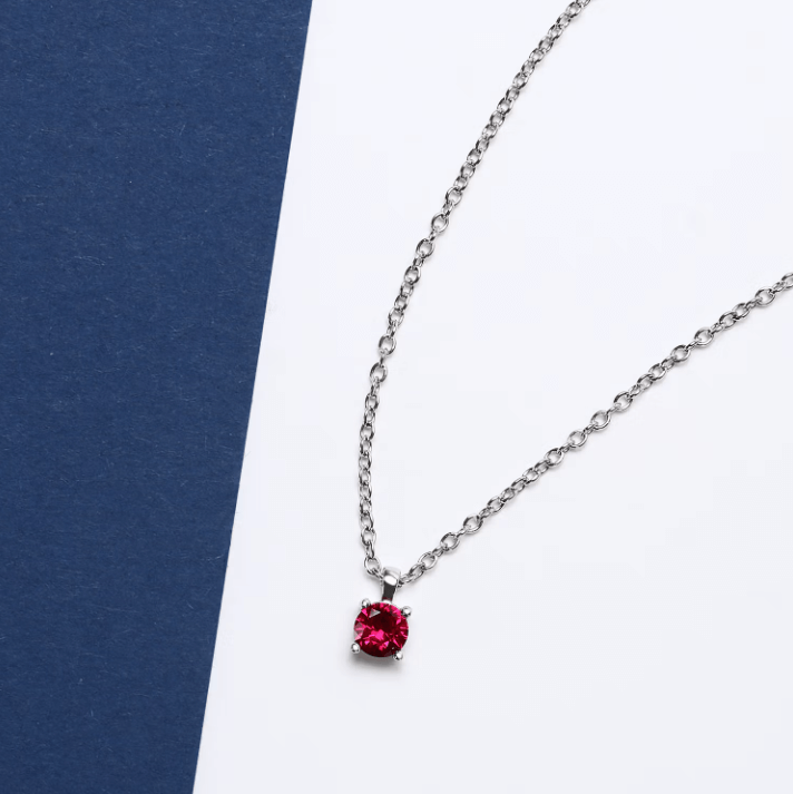 Колие Morellato Tesori. Дамско колие изработено от сребро 925 с родиево покритие и инкрустиран червен Циркон. Дължина на синджира 40 см + 5 см.