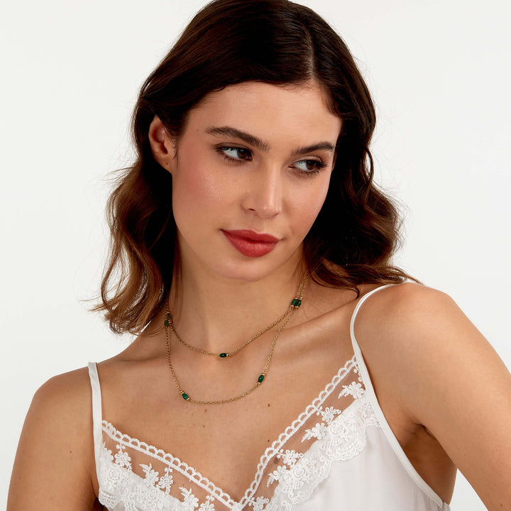 Дамско колие Morellato SAXQ01. Изработено от стомана със златно PVD покритие и зелени цилиндрични елементи.