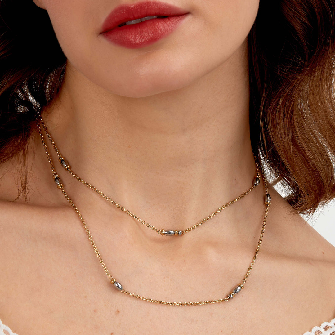 Стилно дамско колие от стомана със златно PVD покритие, декорирано с бели  цилиндрични елементи. Morellato SAXQ02