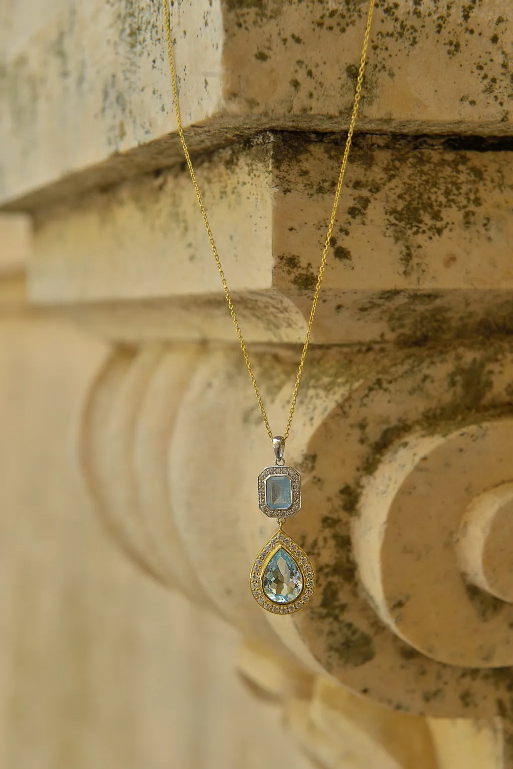 Сребърно колие Salvatore Plata с аквамарин, топаз и циркони, пред бял фон.