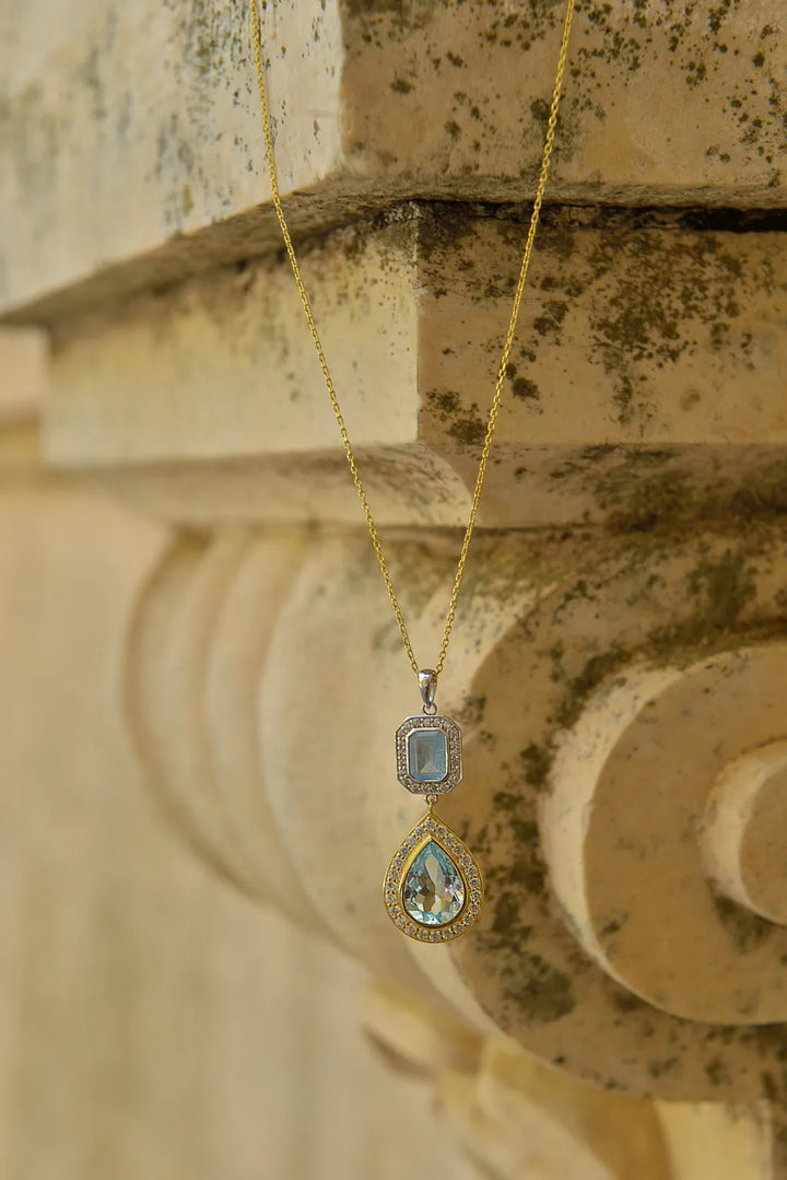 Сребърно колие Salvatore Plata с аквамарин, топаз и циркони, пред бял фон.