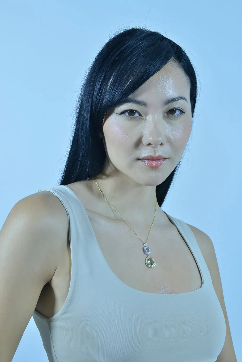 Момиче носи колие Salvatore Plata с позлатена верижка и аметист.