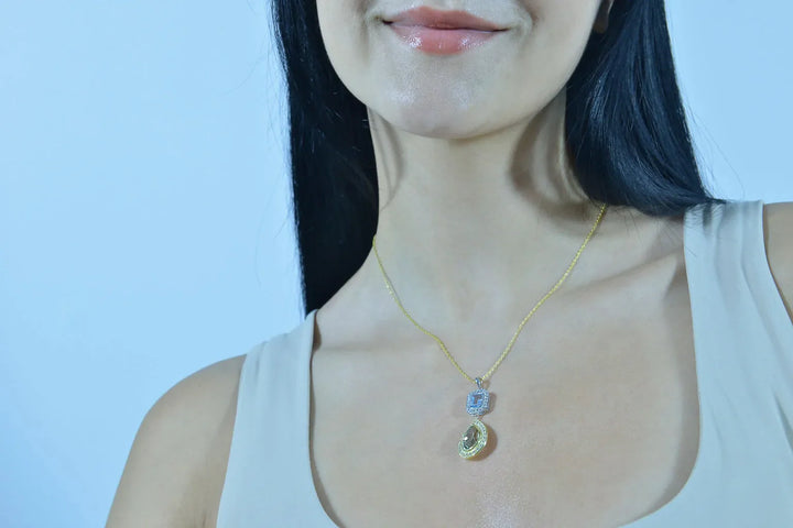 Близък план на колие Salvatore Plata с топаз във формата на капка.