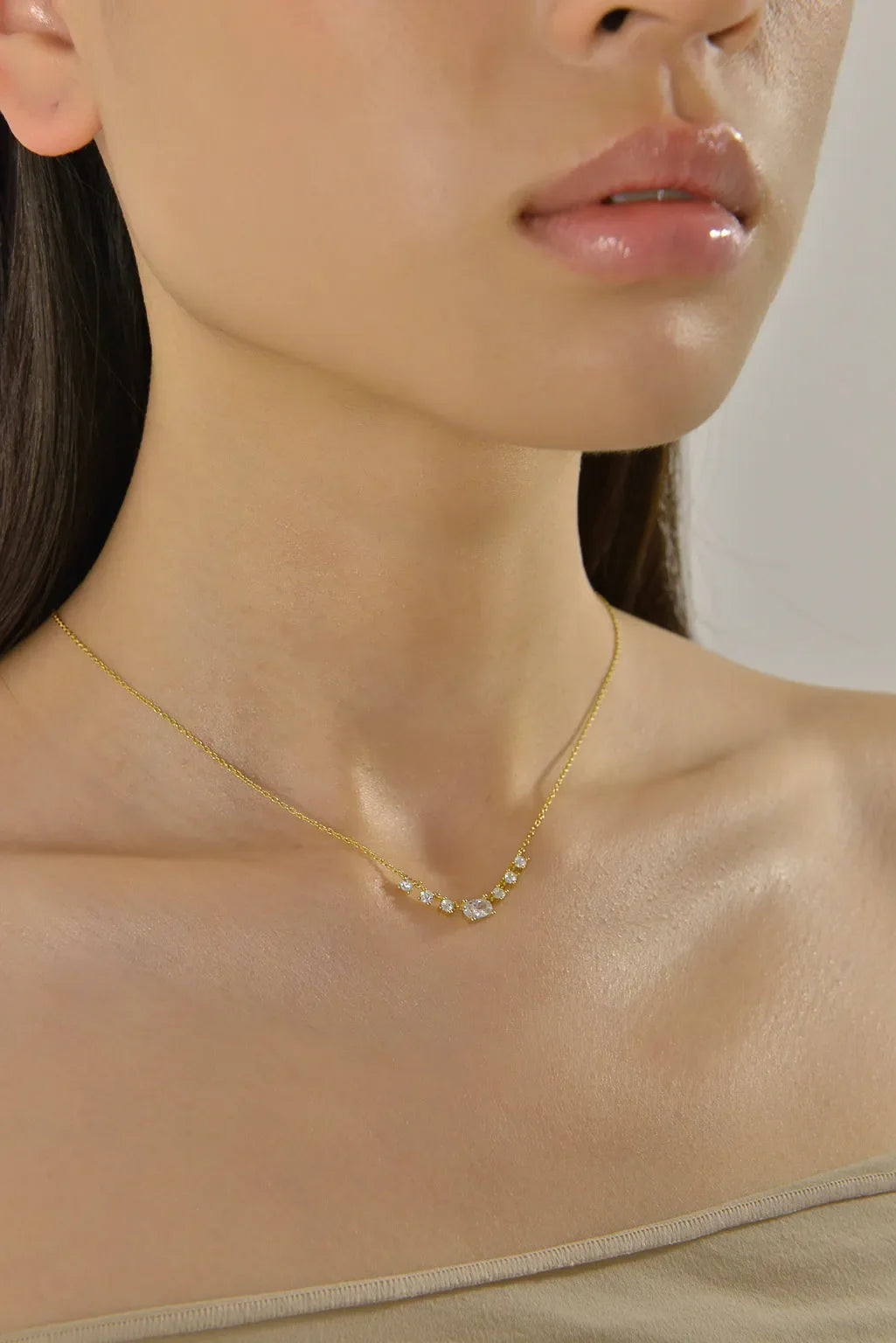 Дамско сребърно колие Salvatore Plata с позлата и бели циркони - детайл от дизайна