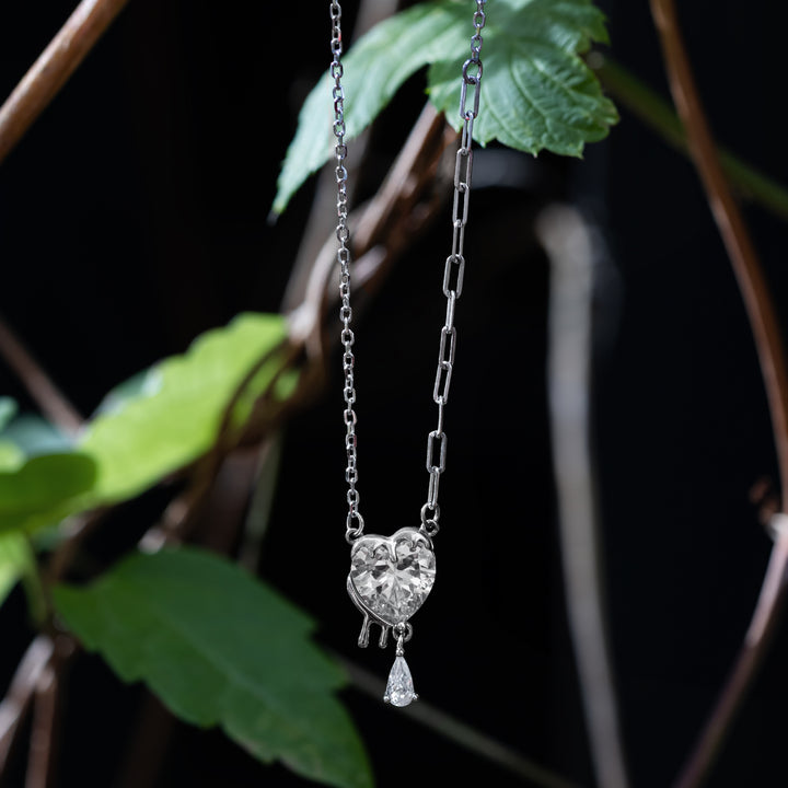 Дамско србеърно колие с формата на сърце с циркони.