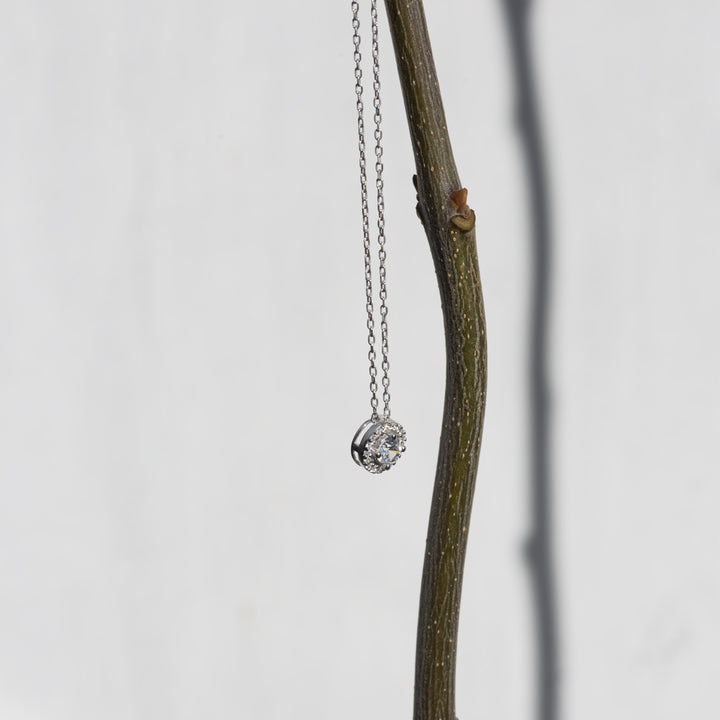 Дамско сребърно колие с висулка обсипана с нежни циркони. Senso Silver