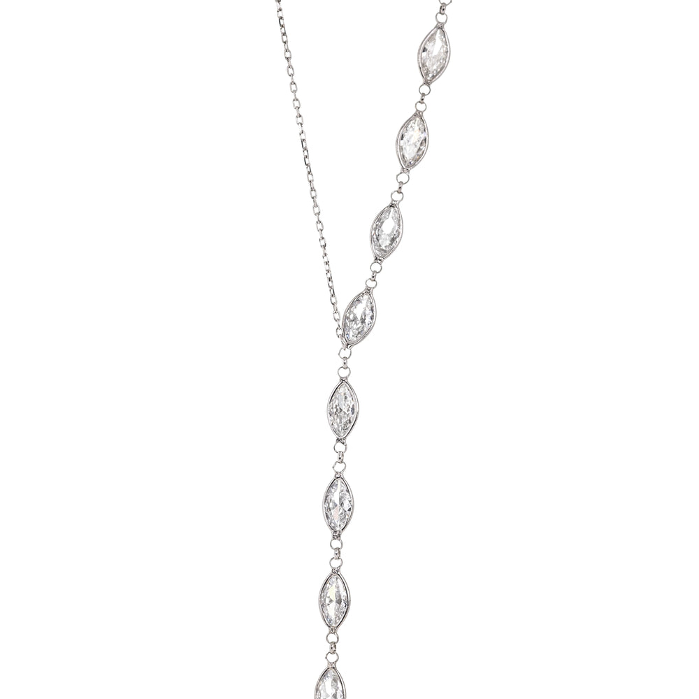 Дамско сребърно колие с интересен дизайн с инкрустирани циркони.