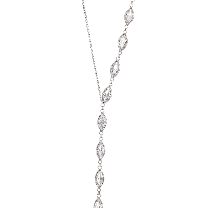 Дамско сребърно колие с интересен дизайн с инкрустирани циркони.