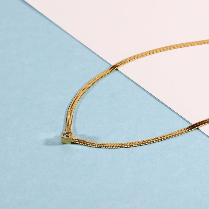 Стилно и нежно дамско колие Morellato Gioia SAVY29. Изработено от стомана със златно PVD покритие и инкрустирани циркони.