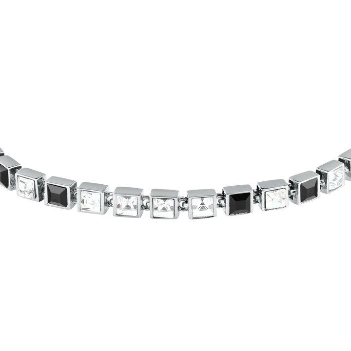 Детайлен кадър на дамска гривна Karl Lagerfeld Crystals с ред от квадратни бели и черни кристали – KLAYC27