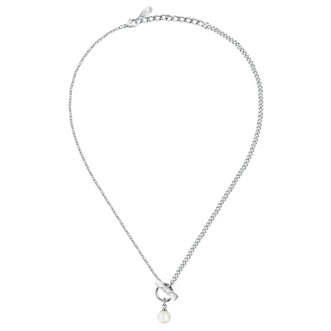 Детайлен кадър на колие Karl Lagerfeld Pearl със сребрист елемент с подпис Karl и бяла перла – KLAYR05