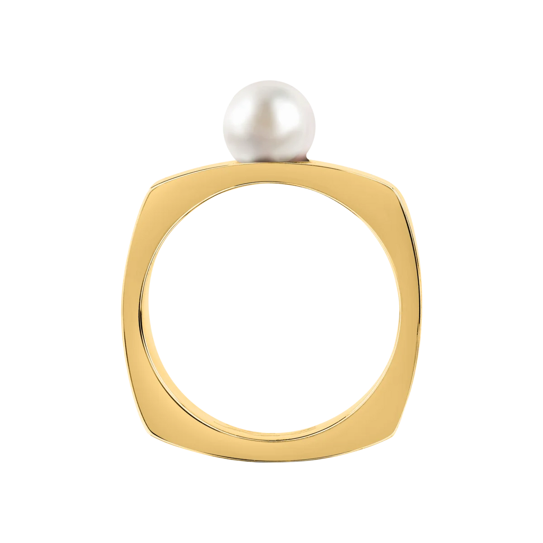 Детайлен кадър на квадратен пръстен Karl Lagerfeld с гравиран подпис и бяла shell перла – KLAYR16012