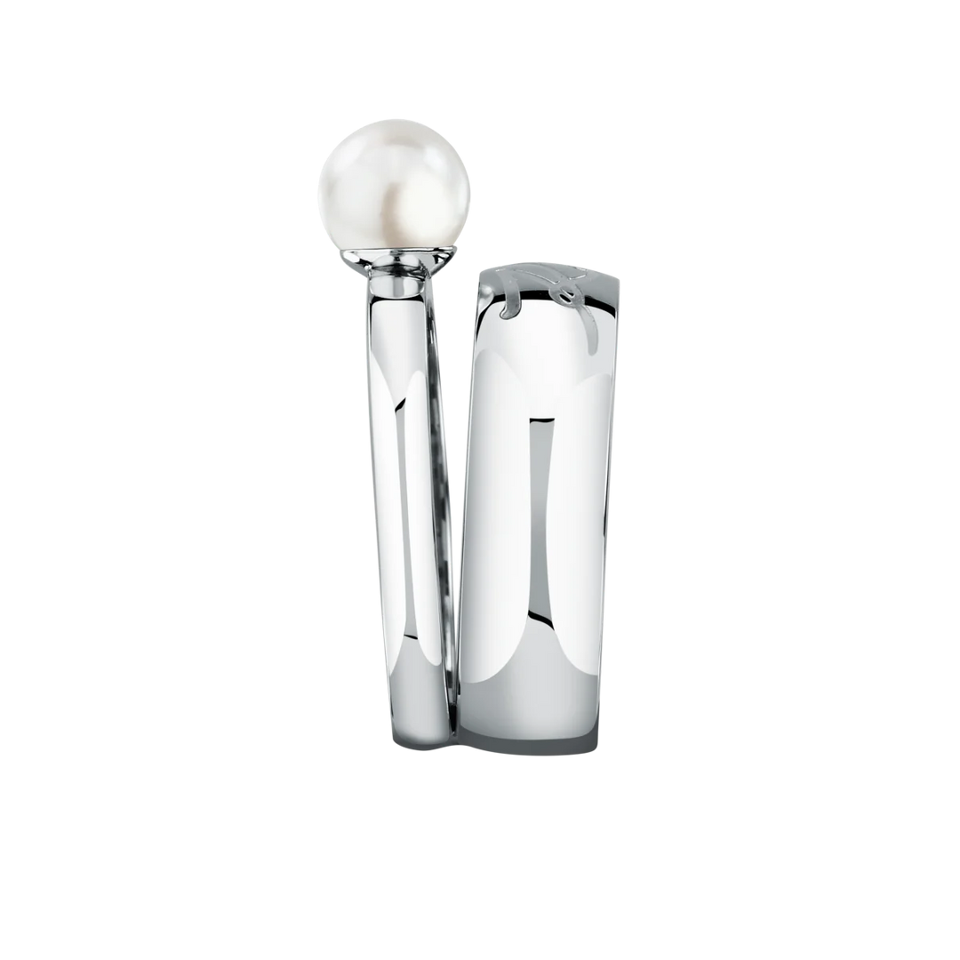 Детайлен кадър на пръстен Karl Lagerfeld Pearl с гравиран подпис Karl и бяла перла – модел KLAYR11012