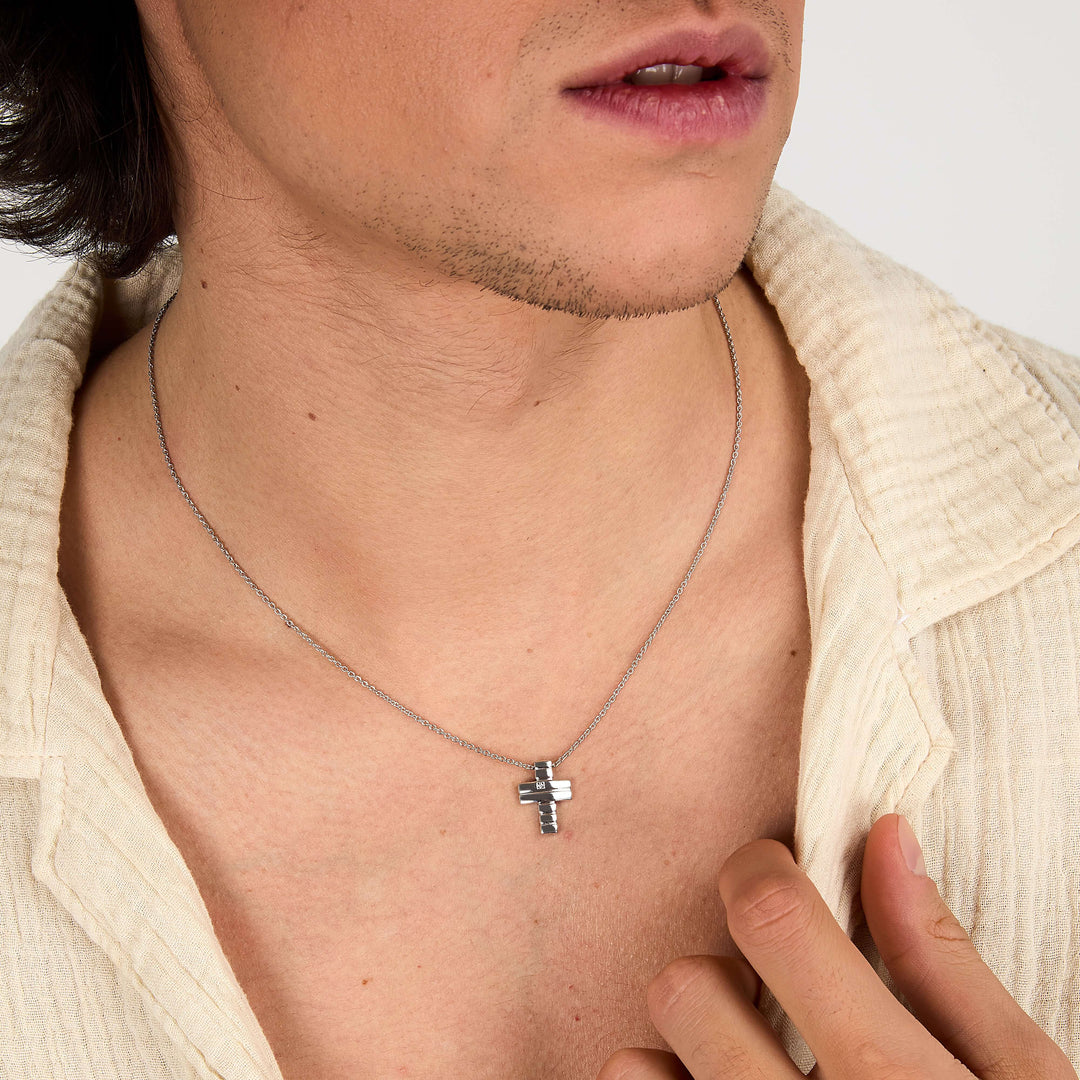 Мъжко колие с кръст, изработено от сребро 925 и инкрустиран диамант 0.005ct.Morellato SAYE01