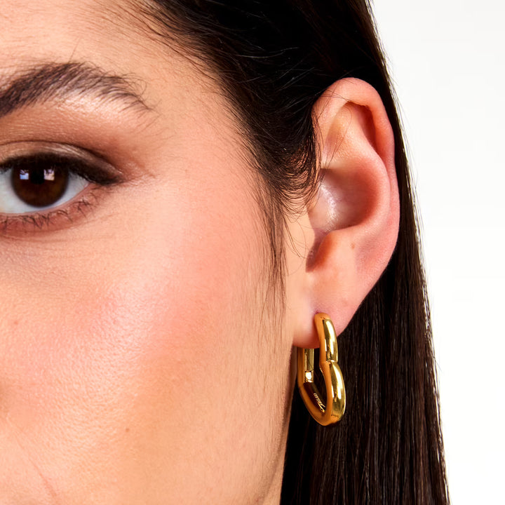 Детайлен изглед на обеци сърца със златно PVD покритие Morellato