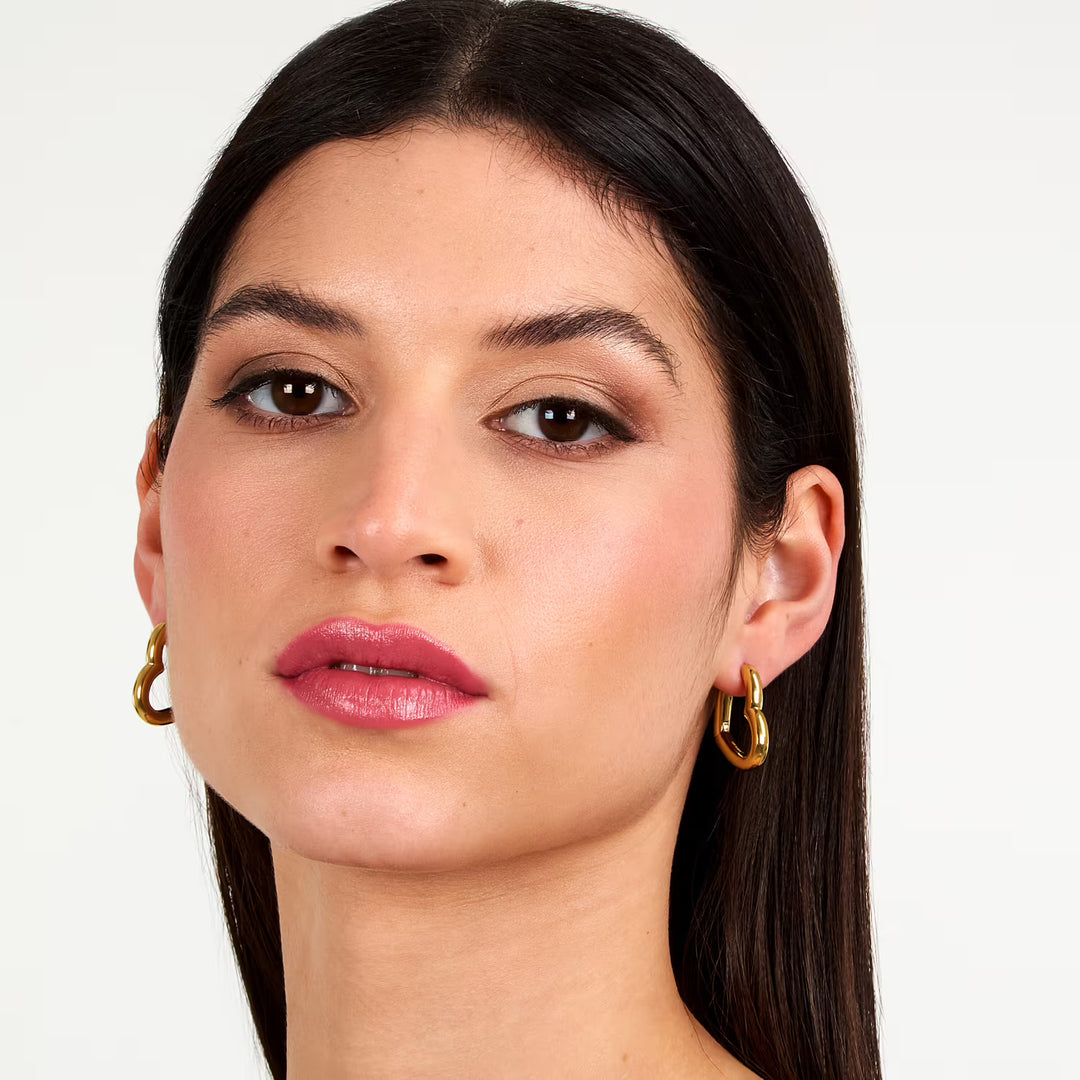 Обеци сърца Morellato Creole носени от жена