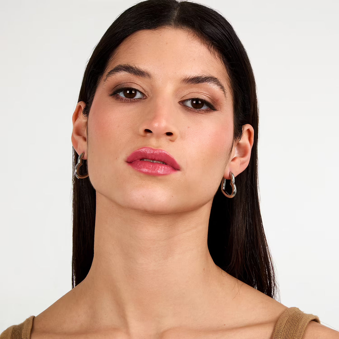 Сребристи обеци сърца Morellato върху женско ухо, ежедневен аутфит