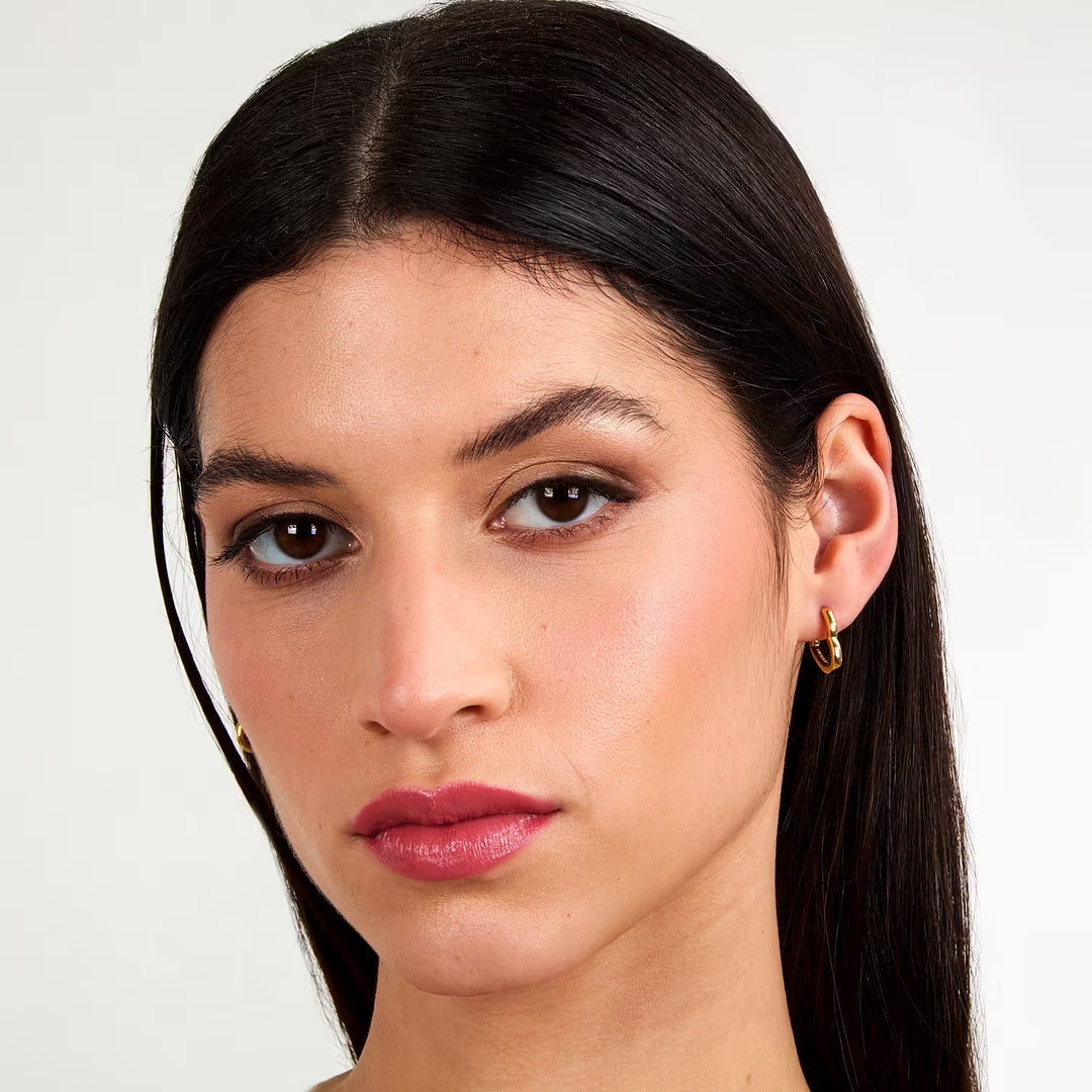 Златисти обеци сърца Morellato върху женско ухо, всекидневен стил