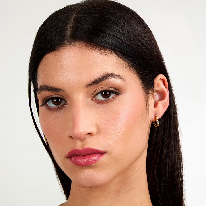 Златисти обеци сърца Morellato върху женско ухо, всекидневен стил