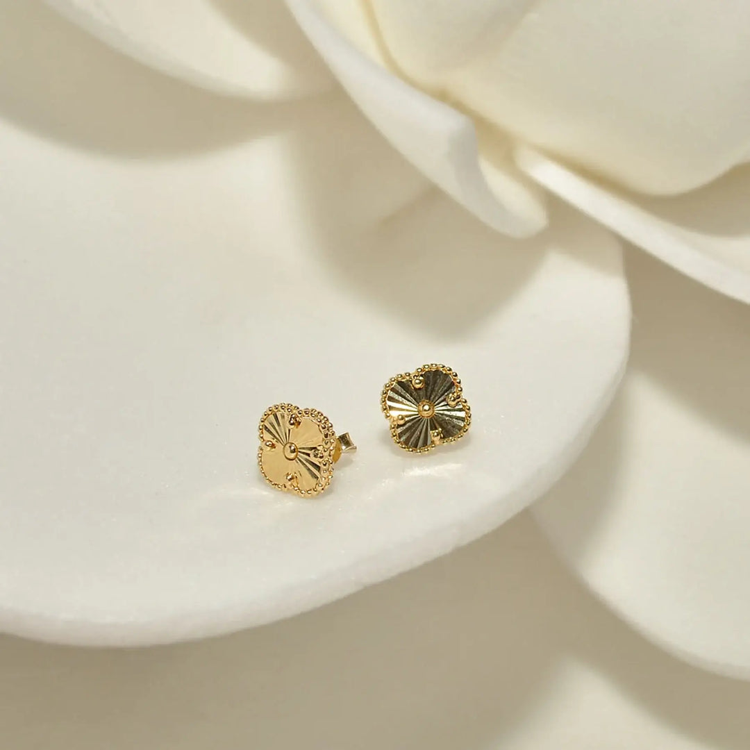 Дамски златни обеци с гравирани детайли и винтово закопчаване.