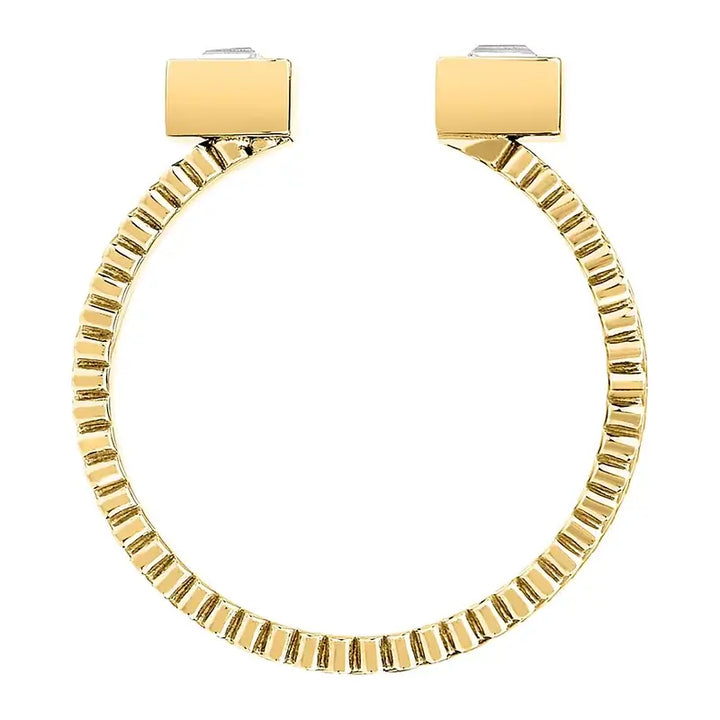 Позлатен дамски пръстен от медицинска стомана със златно PVD и два квадратни циркона, студио кадър.