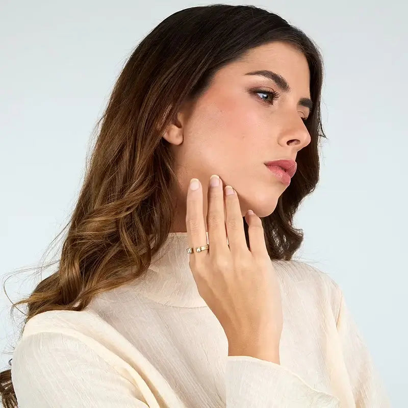 Страничен профил на отворен пръстен със златно PVD покритие и циркони.