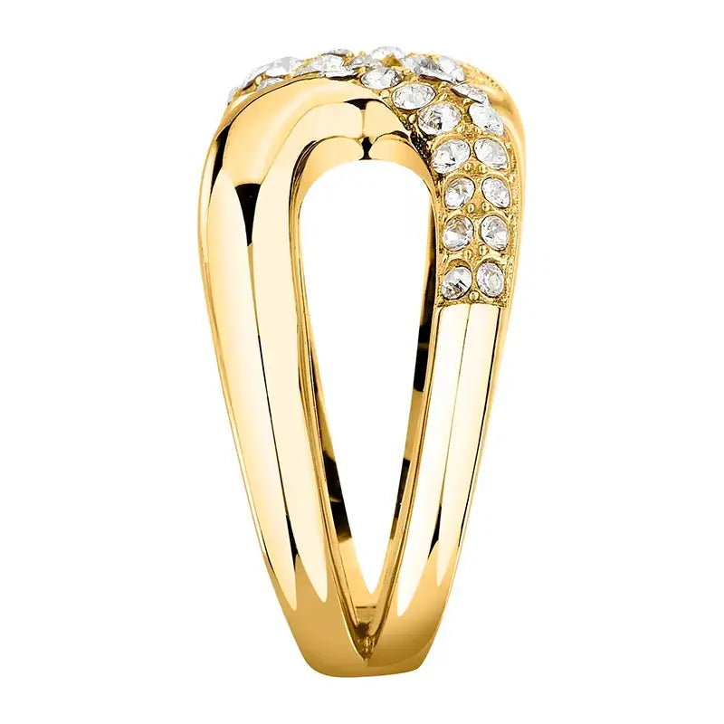 Близък план на pavé инкрустацията с кристали върху горната част на пръстена.