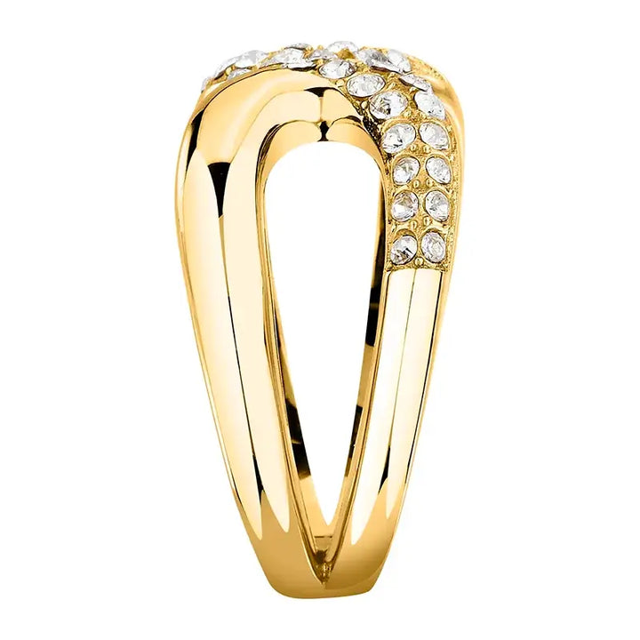 Близък план на pavé инкрустацията с кристали върху горната част на пръстена.