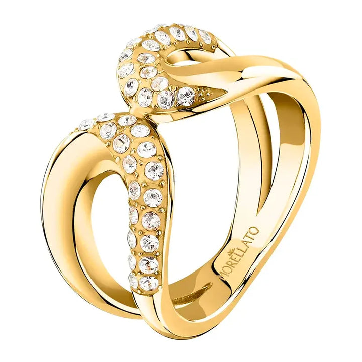 Позлатен пръстен от неръждаема стомана със златно PVD и бели кристали, студиен кадър отпред.