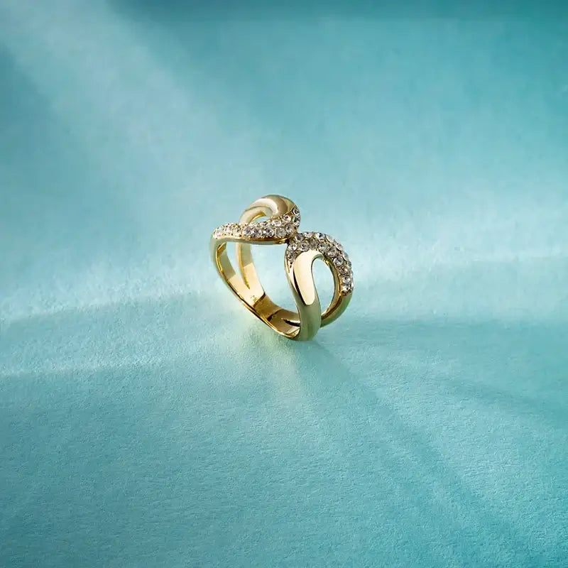 Изглед отгоре към шината с редове бели кристали.