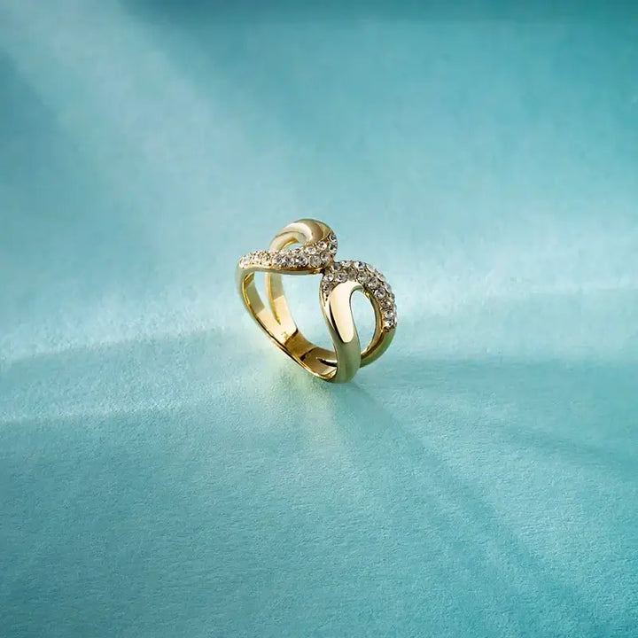 Изглед отгоре към шината с редове бели кристали.