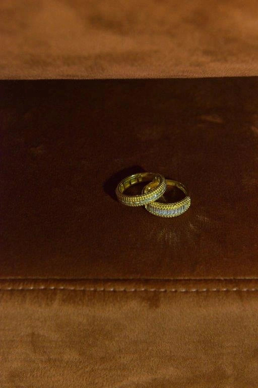 Позлатен сребърен пръстен с релеф и цирконий багет Salvatore Plata — композиция с бижуто