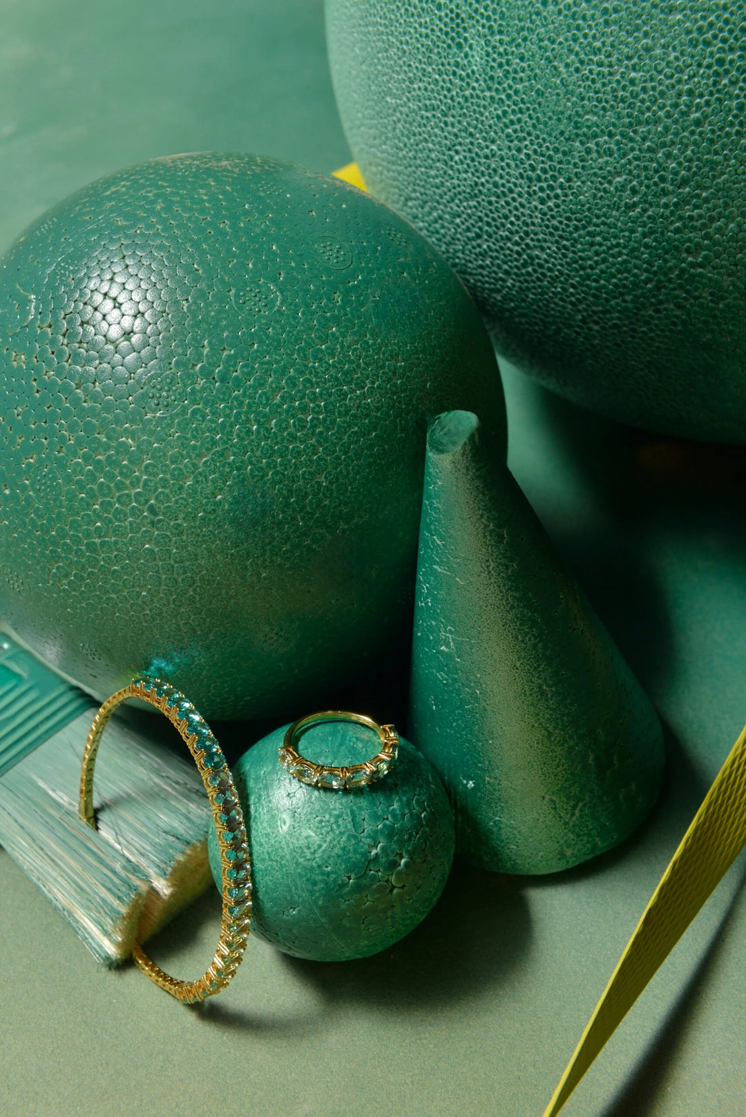 Gold-plated silver ring with green CZ Salvatore Plata — jewellery composition