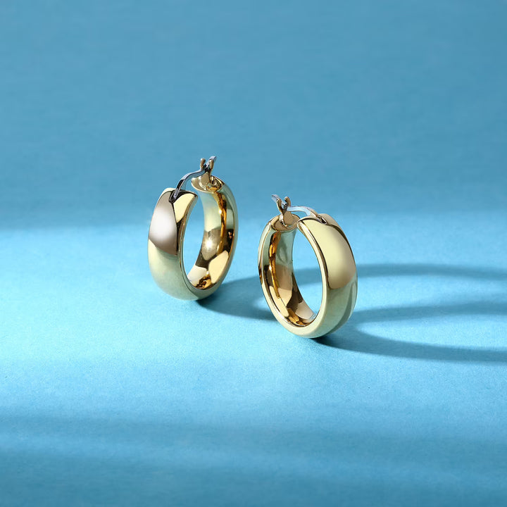 Лайфстайл кадър на позлатени обеци халки от мед. стомана, морски фон, Morellato SAUP33.