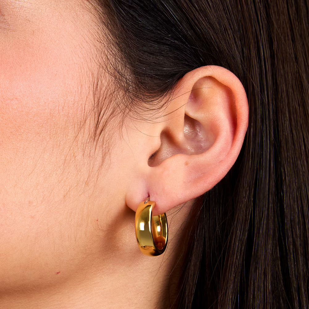 Близък план на позлатена халка от медицинска стомана със златно PVD, SAUP33.